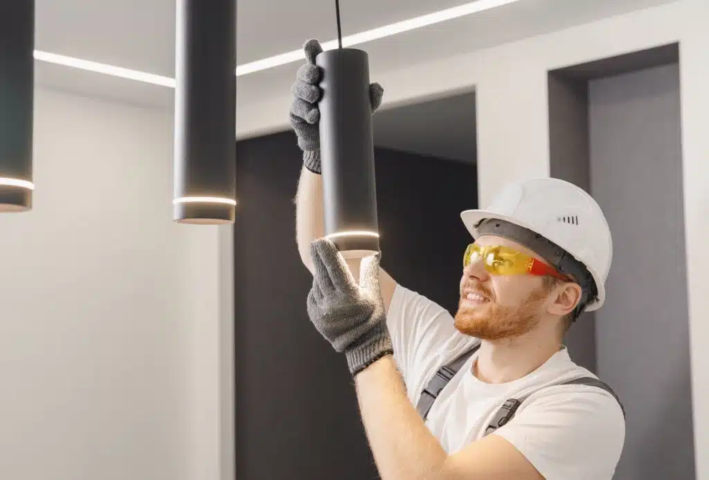 elektriker som installerer belysning